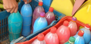 garrafas de refrigerante com líquidos coloridos se referindo à venda de produtos não homologados. Ilustra a matéria sobre dicas de limpeza e cuidados com o uso de produtos químicos de limpeza