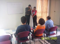 Sala de treinamento e capacitação de funcionário, instrutor ensinando funcionária  a utilizar mop