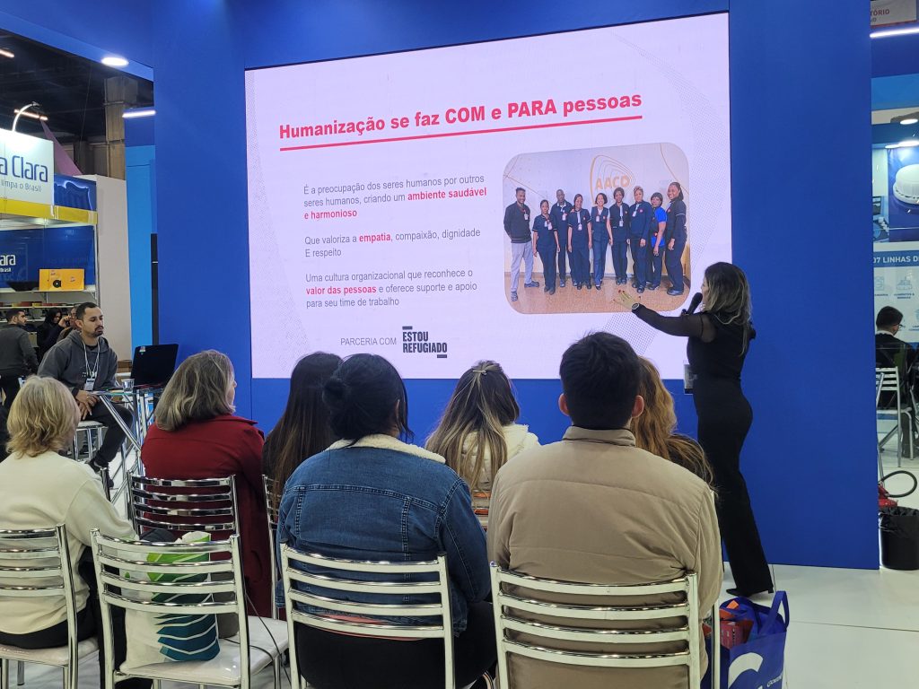 Participação de colaboradores da Empresa de Limpeza Limp Serv no Espaço de palestras e treinamento e capacitação da Higiexpo para empresa de limpeza profissional